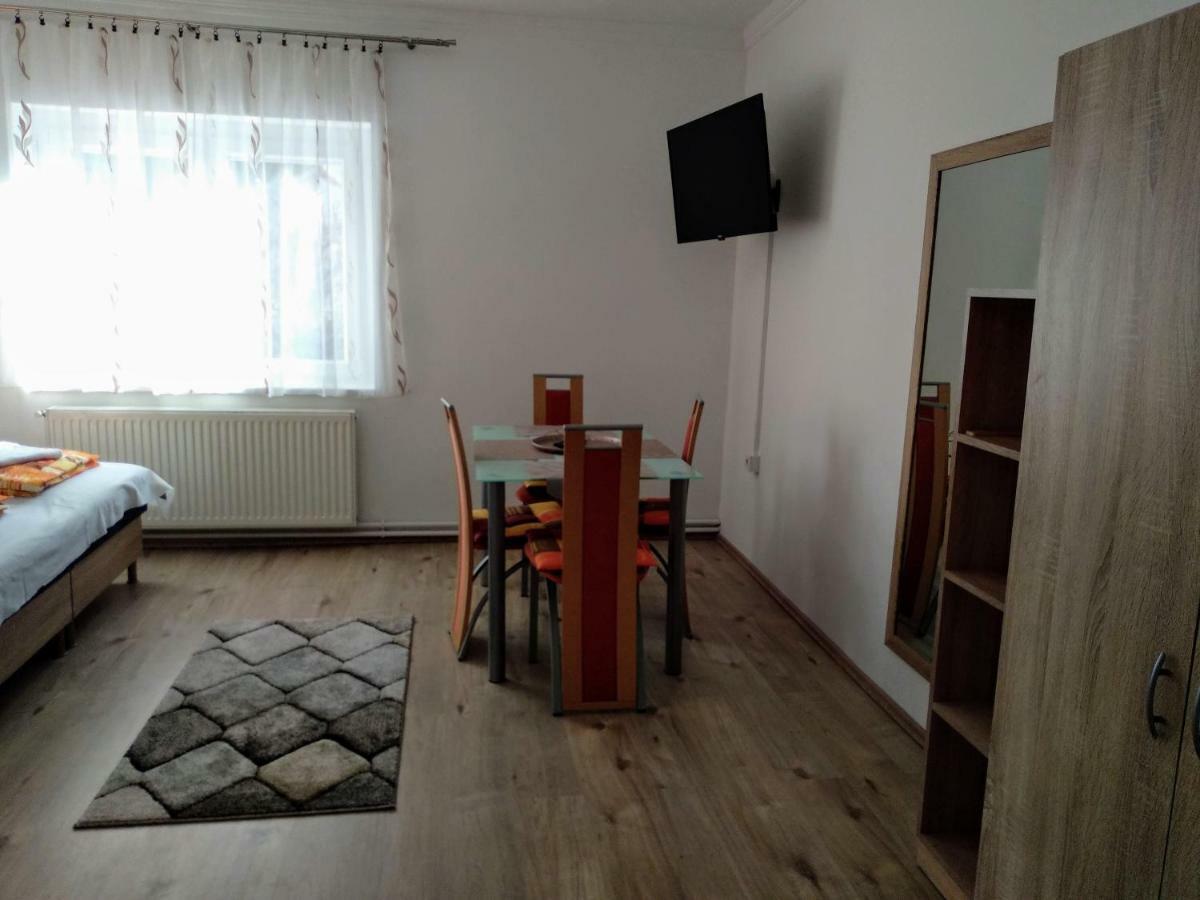 Hotel Füge Vendégház à Miskolc Extérieur photo